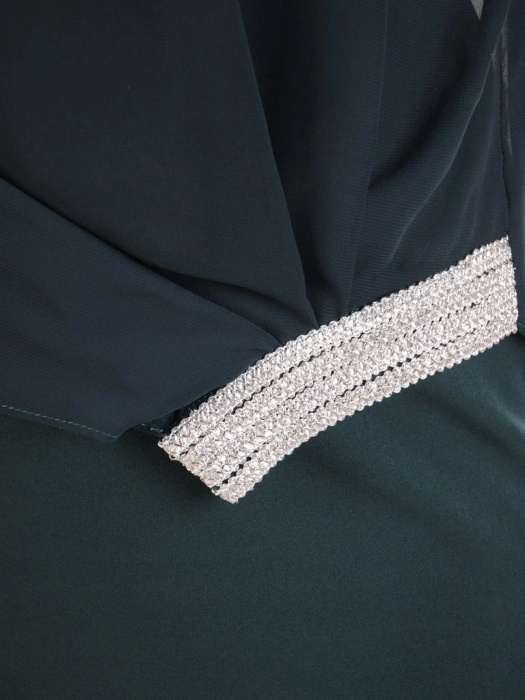 Elegancka zielona sukienka na andrzejki i wesele – narzutka kimono maskująca niedoskonałości 26330