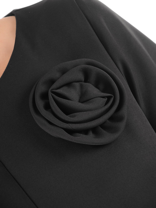 Sukienka damska, elegancka kreacja w czarnym kolorze z ozdobnym kwiatem 38074