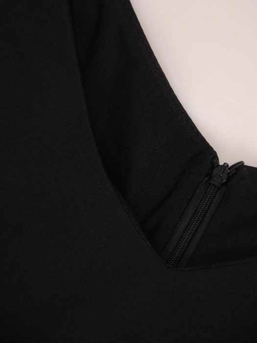 Elegancki komplet damski o prostym kroju – tuszujący fason midi z narzutką i broszką 17631