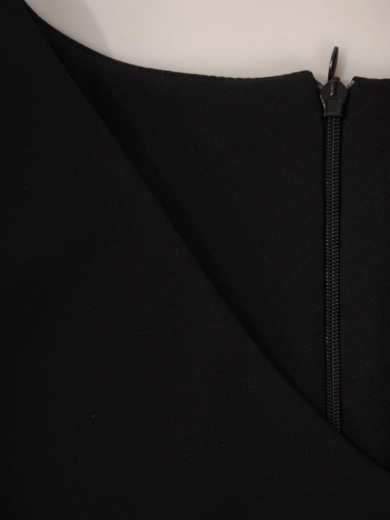 Kobieca czarna sukienka wieczorowa o prostym kroju – bufiaste rękawy z mankietami i wysmuklający dekolt serek 24549