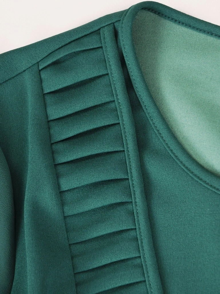 Elegancka sukienka trapezowa midi w butelkowej zieleni – szyfonowe rękawy i plisy tuszujące biodra 36603