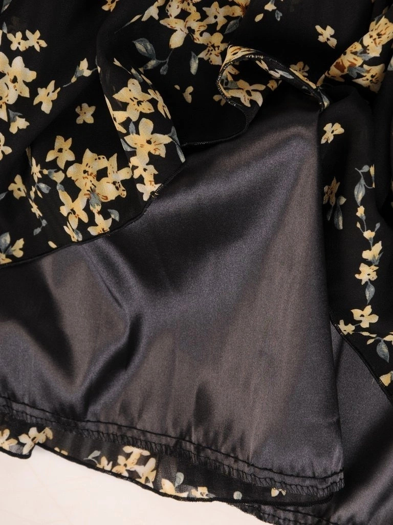 Czarna sukienka w kwiaty trapezowa midi – swobodny fason z ozdobną falbaną i guzikami przy dekolcie 27594