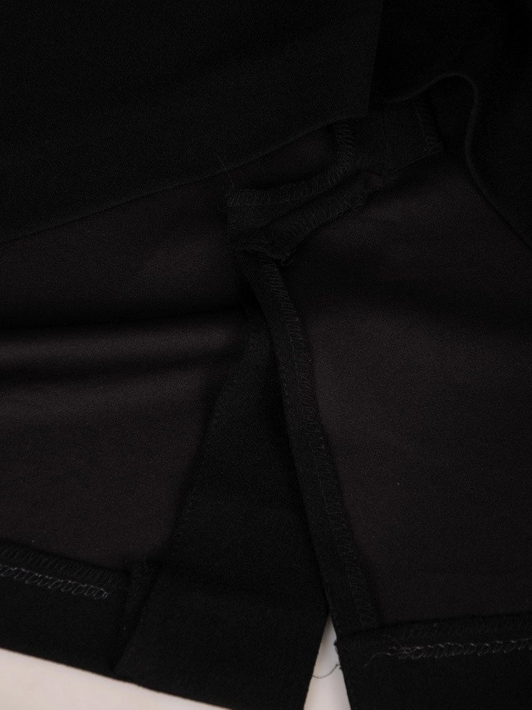 Elegancka czarna sukienka prosta do pracy – kopertowy dekolt i modelujące przeszycia 18587