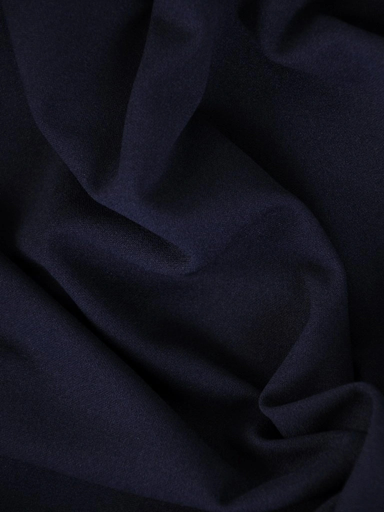 Elegancka sukienka trapezowa w odcieniu granatu – tuszujący biodra fason z rękawem 3/4 28411