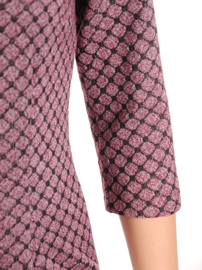 Elegancka fioletowa sukienka jesienna do pracy – prosty fason modelujący sylwetkę zaszewkami 34363
