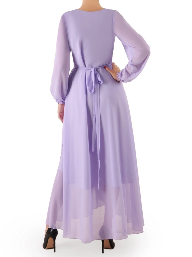 Elegancka liliowa sukienka maxi rozkloszowana – efektowne rozcięcia na rękawach i pasek w talii 36172