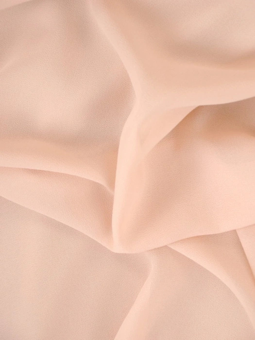 Beżowa sukienka wizytowa z rękawami kimono – prosty fason z błyszczącym akcentem 37784