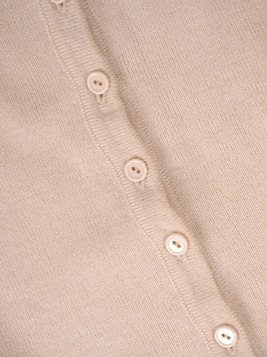 Elegancki sweter damski rozpinany w odcieniu beżowym – prosty fason z miękkiej dzianiny na chłodne dni 39246