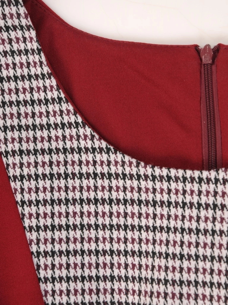 Bordowa sukienka midi w kratę z rękawem 3/4 – prosty krój optycznie wysmuklający sylwetkę 30813