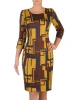 Musztardowa sukienka midi we wzory z rękawem 3/4 – prosty fason z dołączonym kominem 12939