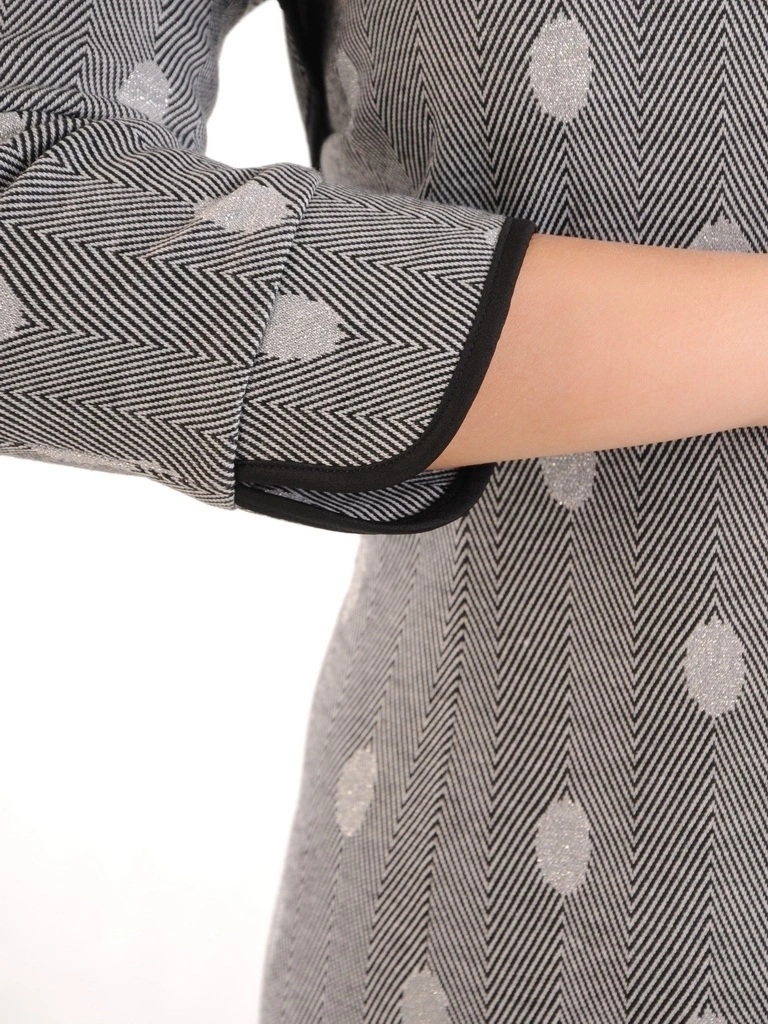 Szara sukienka midi w groszki do pracy – wysmuklający prosty fason z elegancką kokardą 31244