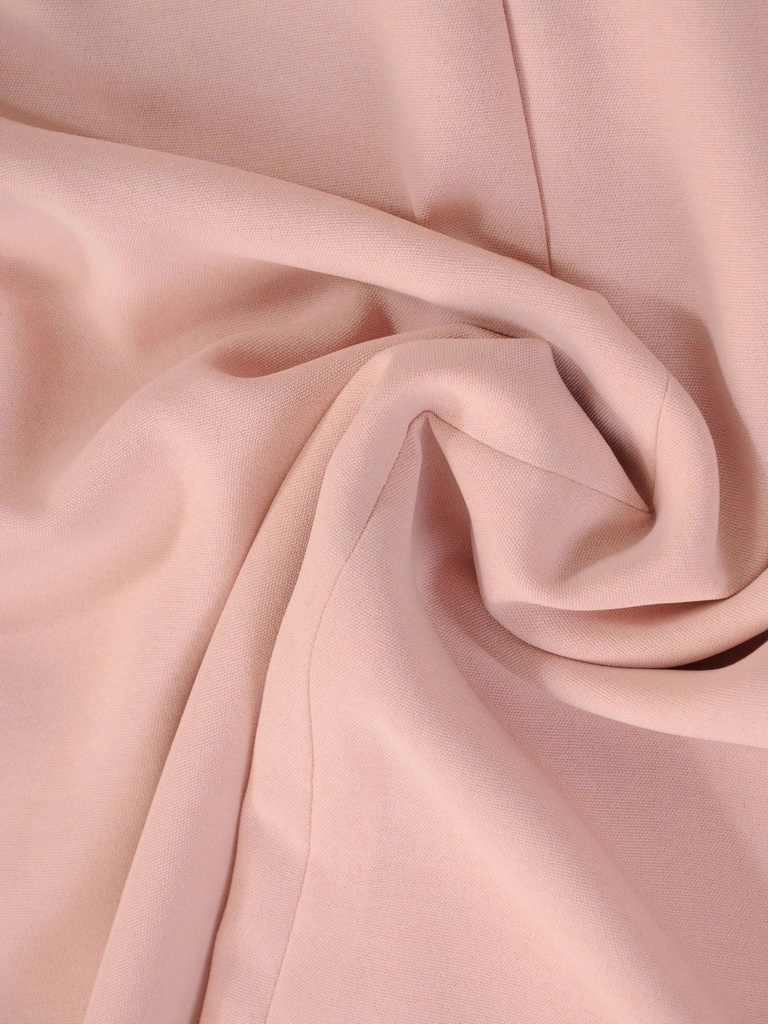 Elegancka bluzka wizytowa z dekoltem w łódkę w kolorze pudrowego różu – prosty fason tuszujący niedoskonałości 33361
