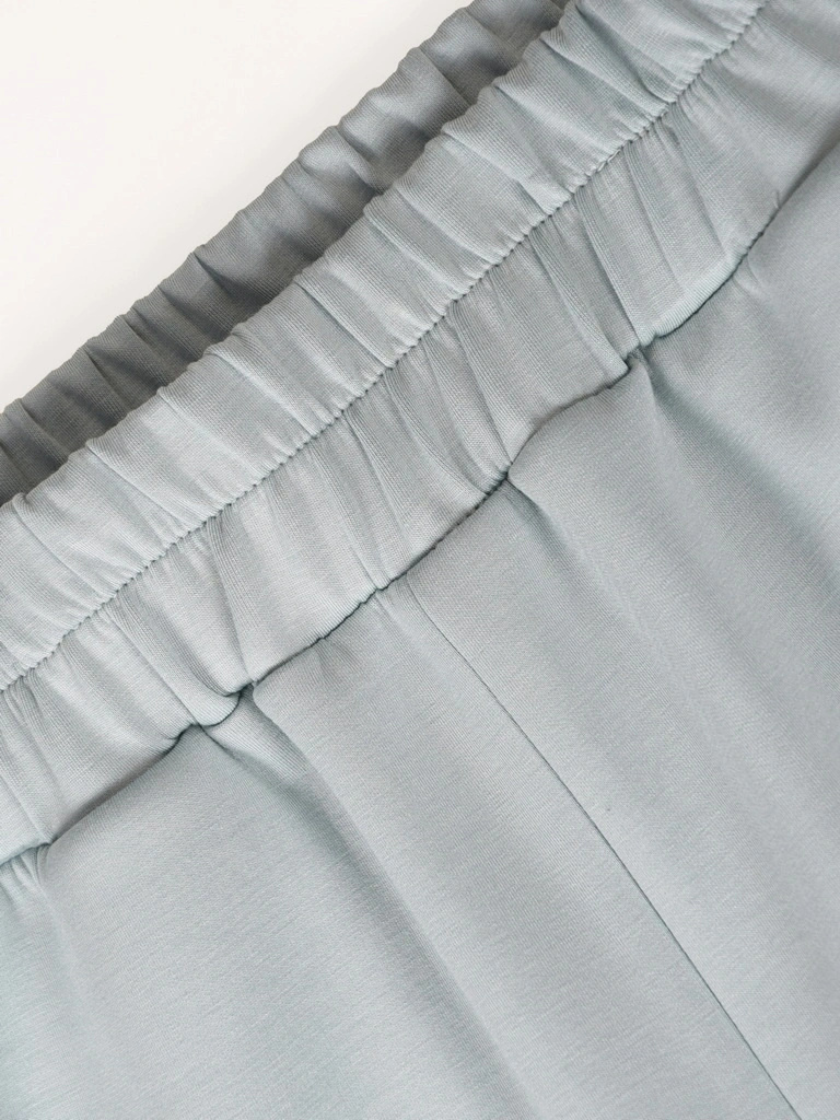 Miętowy komplet damski z bluzką w serek i prostymi spodniami – lekki fason modelujący sylwetkę na lato 41251