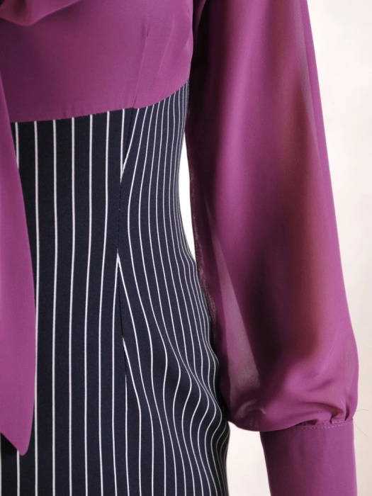 Granatowo-fioletowa sukienka w paski midi – prosty krój z elegancką kokardą przy dekolcie 34674