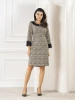 Wizytowa beżowo-czarna sukienka midi – prosty fason z ozdobną broszką, idealna do pracy 36980