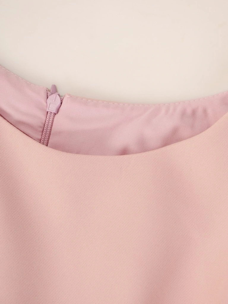 Wizytowa sukienka ołówkowa pudrowy róż – efektowna baskinka modelująca sylwetkę 30458