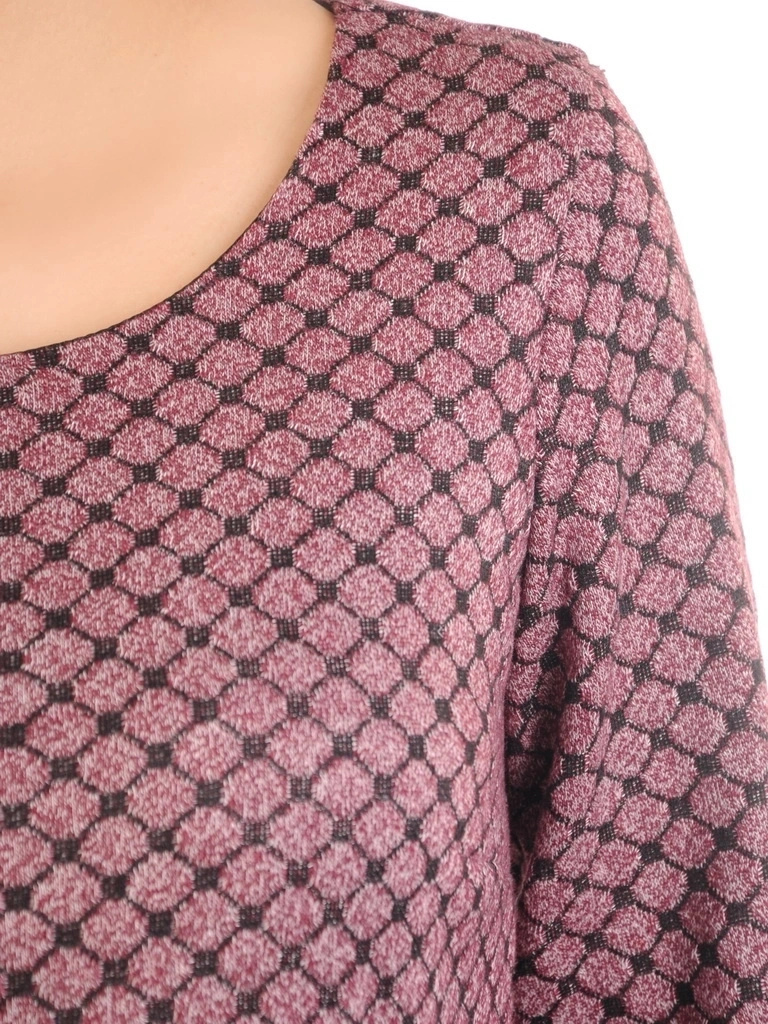 Elegancka fioletowa sukienka jesienna do pracy – prosty fason modelujący sylwetkę zaszewkami 34363
