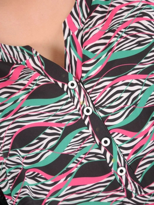 Wielobarwna bluzka plus size w zwierzęcy deseń na lato – trapezowy krój z dekoltem V, optycznie wysmuklający sylwetkę 39692
