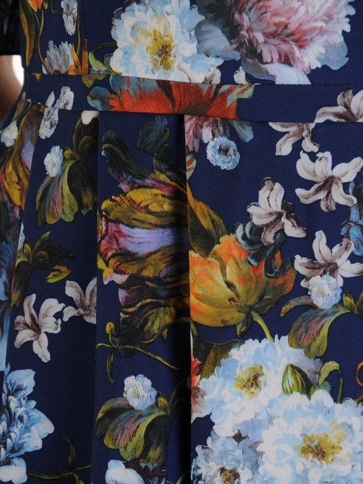 Zwiewna sukienka w kwiaty, modna kreacja z tkaniny 24560