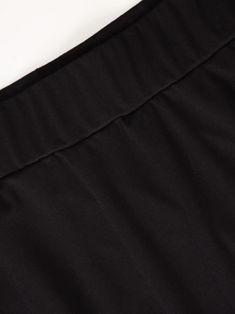 Elegancka czarna spódnica trapezowa midi na gumce – wygodny fason z kieszeniami na chłodne dni 41420