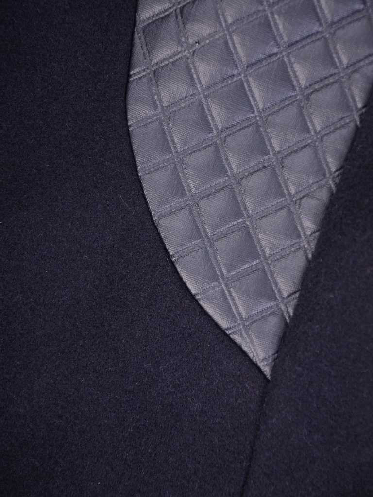 Elegancki granatowy płaszcz zimowy damski – prosty krój z ociepleniem i ozdobnymi guzikami 34119
