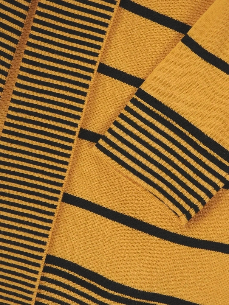 Musztardowy sweter damski z narzutką w paski – prosty fason wysmuklający sylwetkę 38677