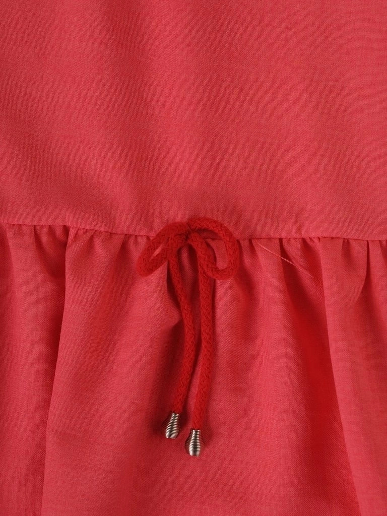 Elegancka koralowa sukienka ołówkowa na wesele – wysmuklający fason z ozdobną falbaną i wiązaniem 10594
