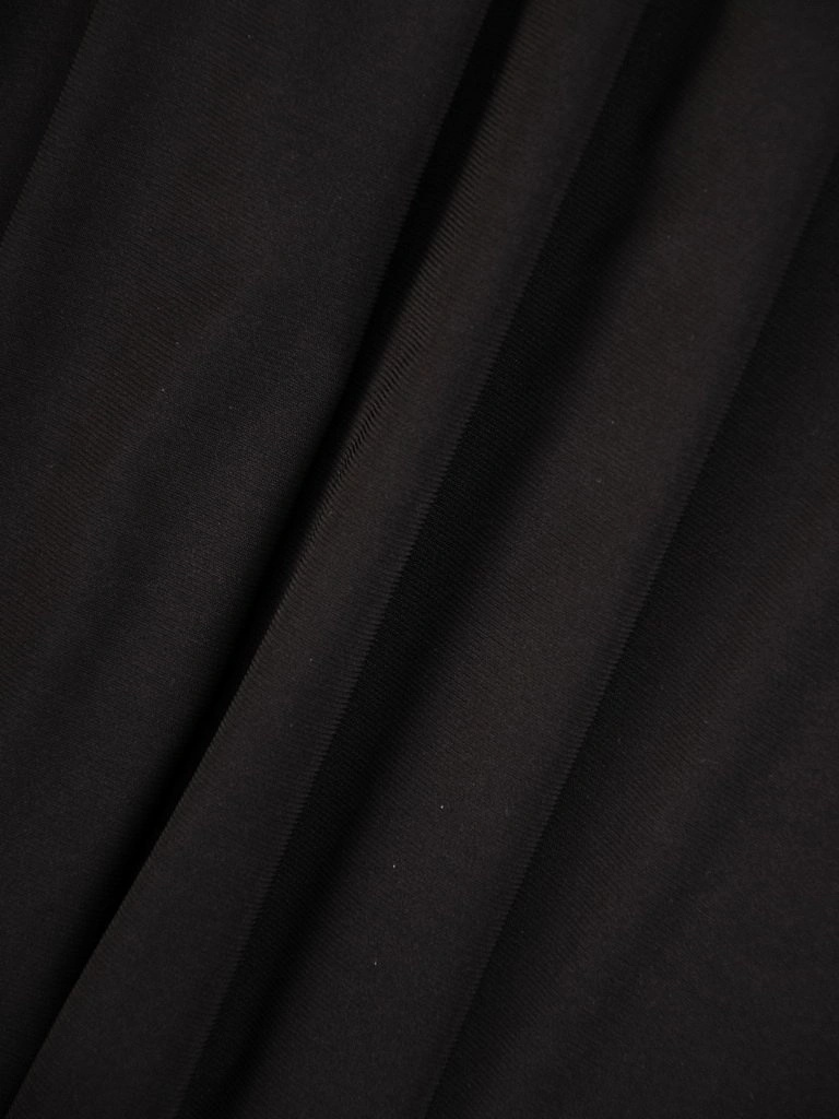Wizytowa czarna sukienka dzianinowa rozkloszowana – elegancki krój z ozdobnym dekoltem 28667