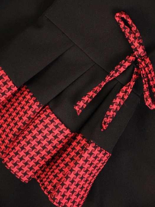 Elegancka czarna sukienka w pepitkę midi – prosty krój z czerwonymi detalami i kokardkami 31421