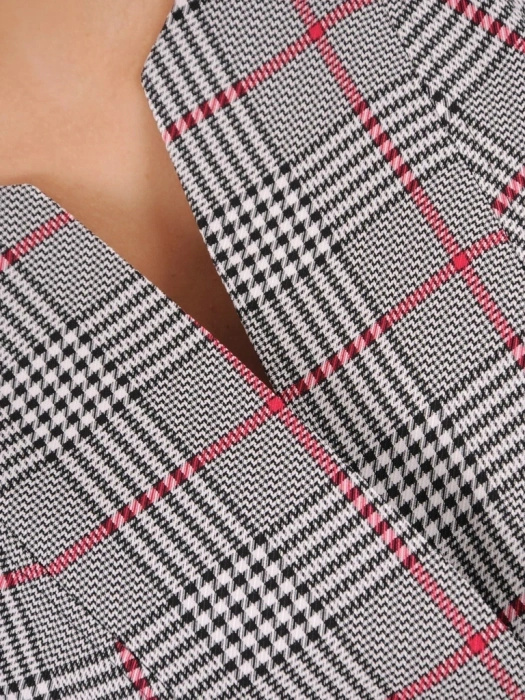Klasyczna szara garsonka damska ze spódnicą w kratkę – prosty, wysmuklający krój do biura 38018