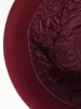Elegancki kapelusz damski zimowy cloche w kolorze bordowym – ocieplany fason z krótkim rondem 40903