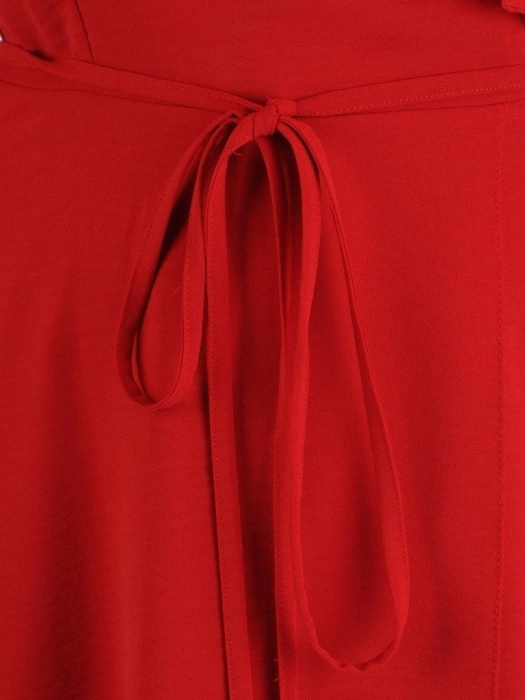 Elegancka czerwona sukienka midi rozkloszowana na święta – kopertowy fason wysmuklający sylwetkę 19198