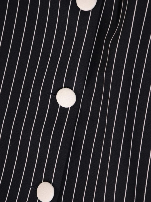 Kobieca sukienka midi w paski na święta – prosty fason z kopertowym dekoltem i guzikami 28117