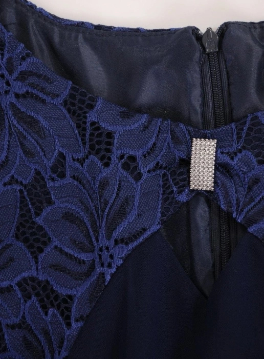 Elegancka granatowa sukienka na wesele i andrzejki – prosty fason z narzutką maskujący biodra 17252