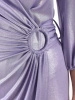 Elegancka suknia wieczorowa maxi w kolorze liliowym – prosty, kopertowy fason z ozdobną klamrą 39862