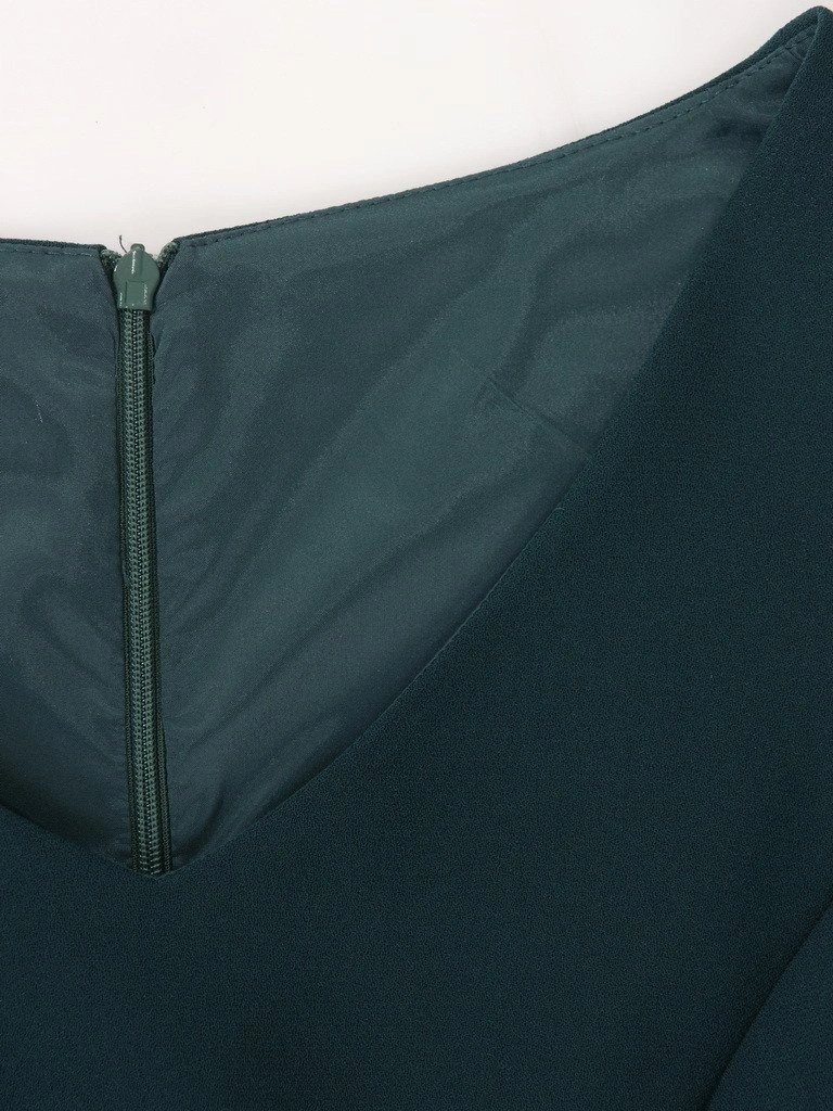Elegancka suknia wieczorowa maxi w butelkowej zieleni – prosty krój z optycznie wyszczuplającymi zaszewkami 18290