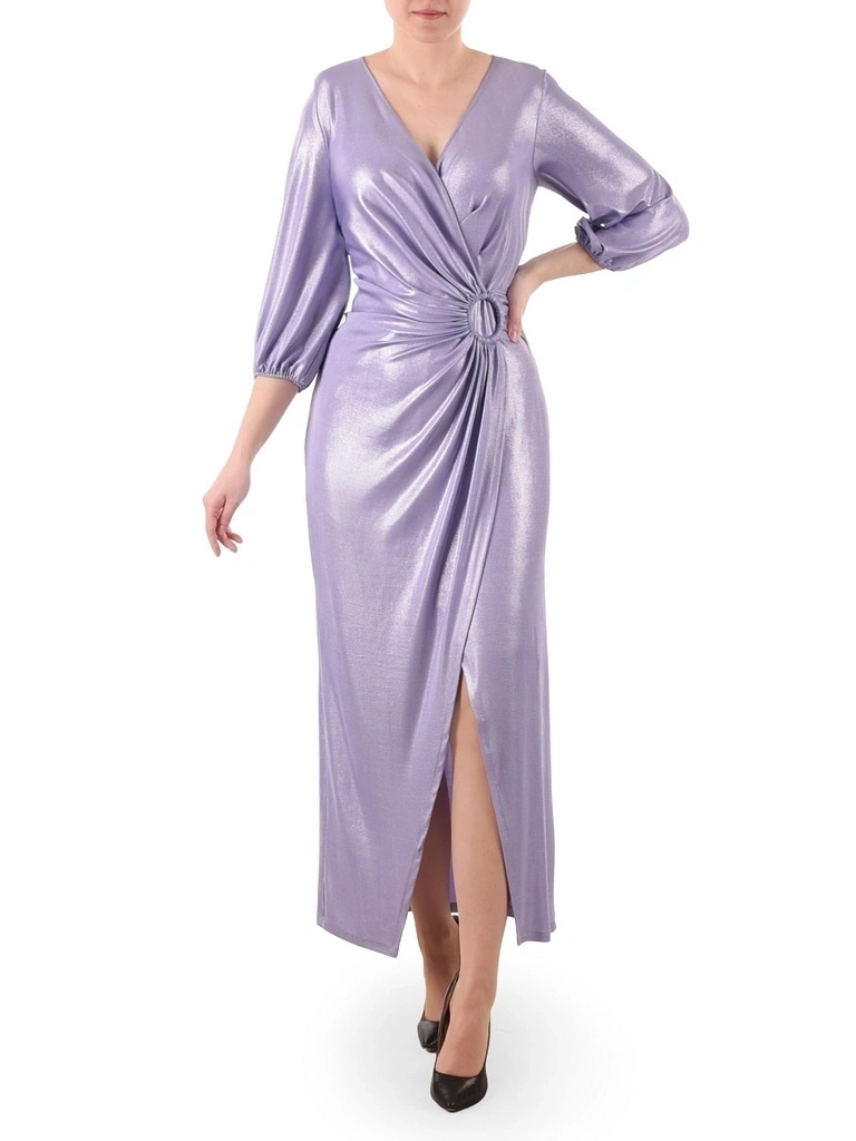Elegancka suknia wieczorowa maxi w kolorze liliowym – prosty, kopertowy fason z ozdobną klamrą 39862