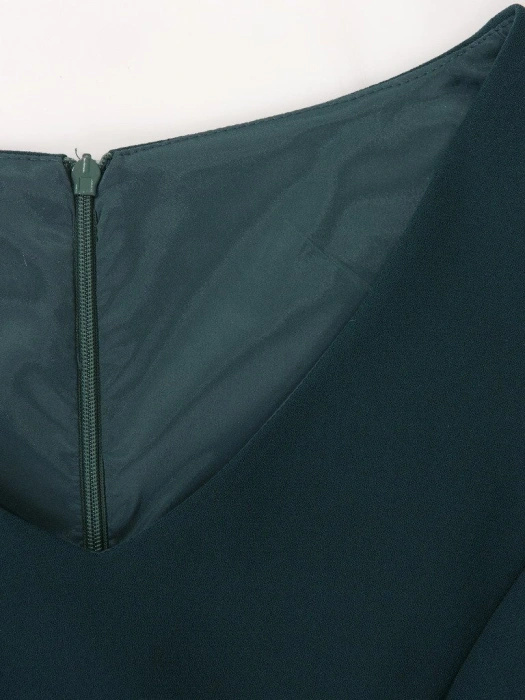 Butelkowo zielona sukienka maxi na wesele – prosty fason z dekoltem serek i rozcięciem 18290