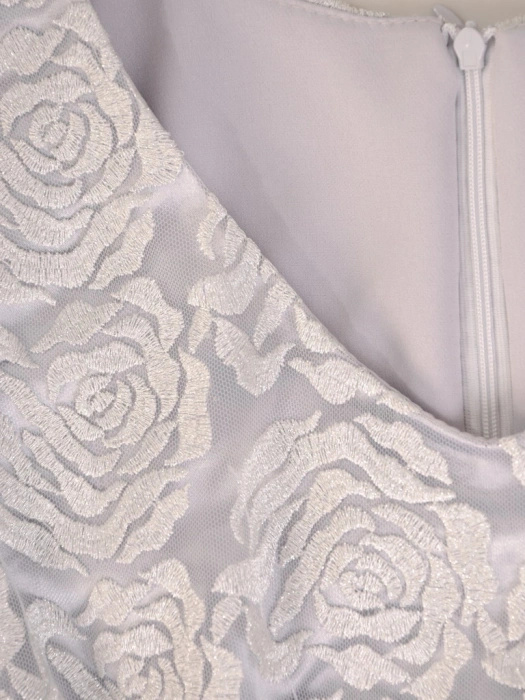 Elegancka sukienka wizytowa na wesele o prostym kroju – stylowa narzutka z gipiurą 32599