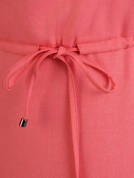 Koralowa sukienka rozkloszowana z falbaną – subtelnie akcentująca talię kreacja na lato 25582