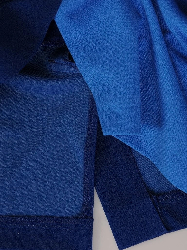 Granatowa sukienka midi o prostym kroju do pracy – modelujące przeszycia i stylowa lamówka 19350