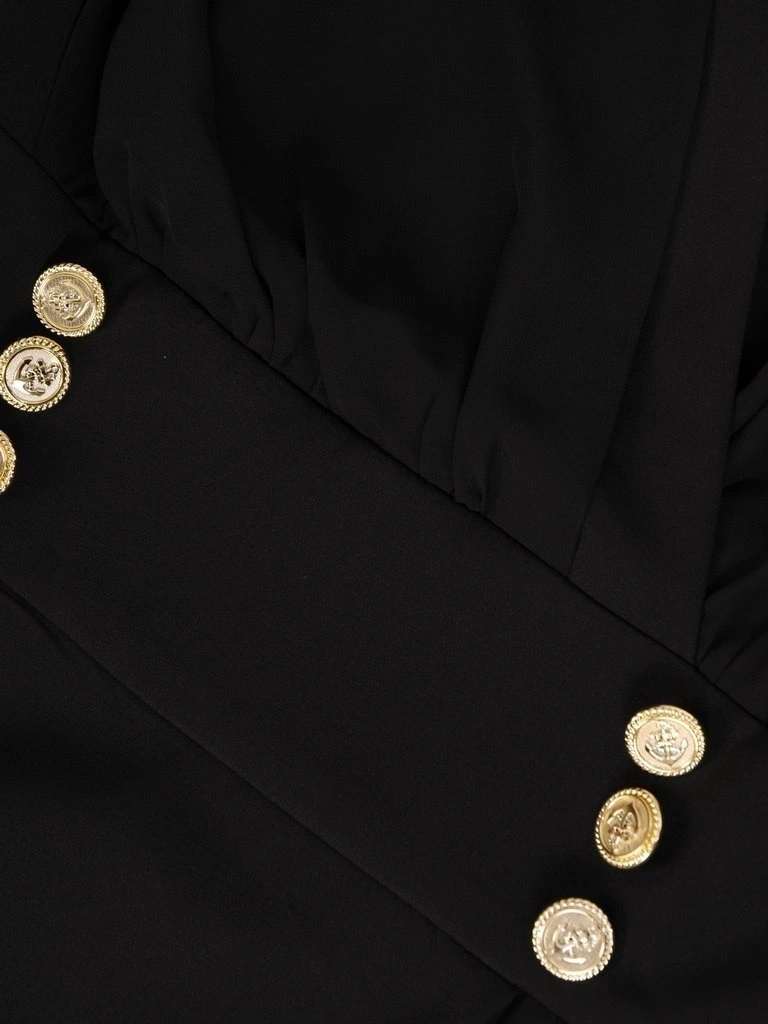 Elegancka czarna sukienka na andrzejki i sylwestra – prosty fason z szyfonowymi rękawami 27736
