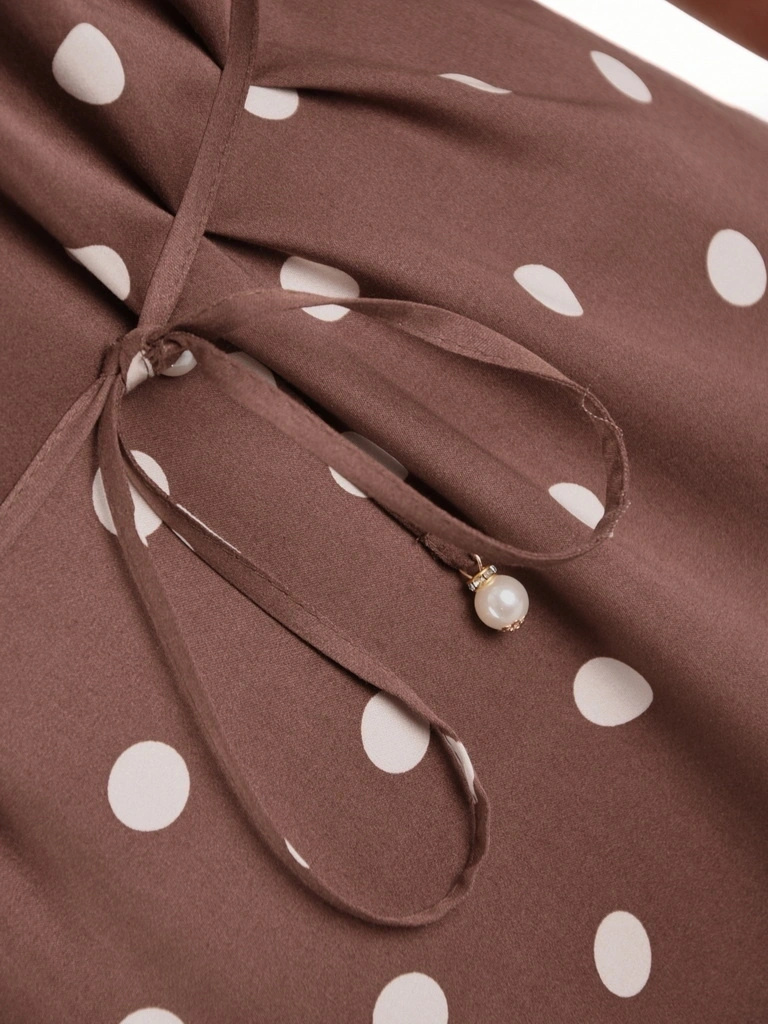 Elegancka sukienka wiskozowa w grochy – prosty krój z paskiem modelującym sylwetkę 41732
