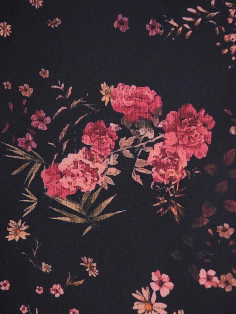 Granatowa sukienka midi w kwiaty – prosty fason wysmuklający sylwetkę na przyjęcia 30038