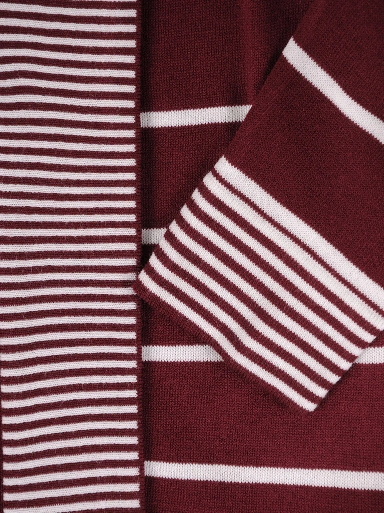 Bordowy sweter damski w paski z narzutką – prosty fason modelujący sylwetkę 38965