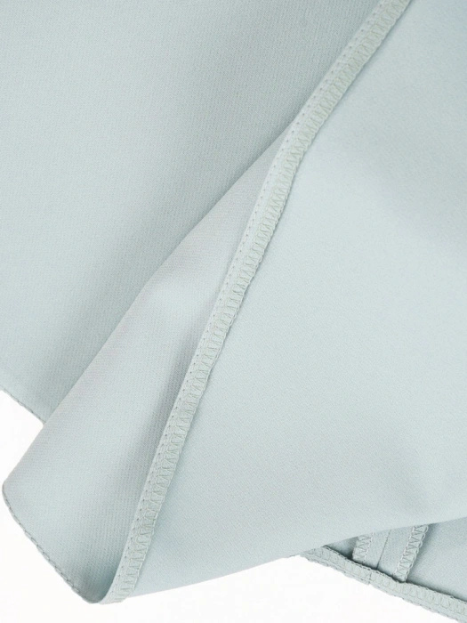 Elegancka miętowa sukienka rozkloszowana midi – kobiecy krój z cięciami wysmuklającymi figurę 41485
