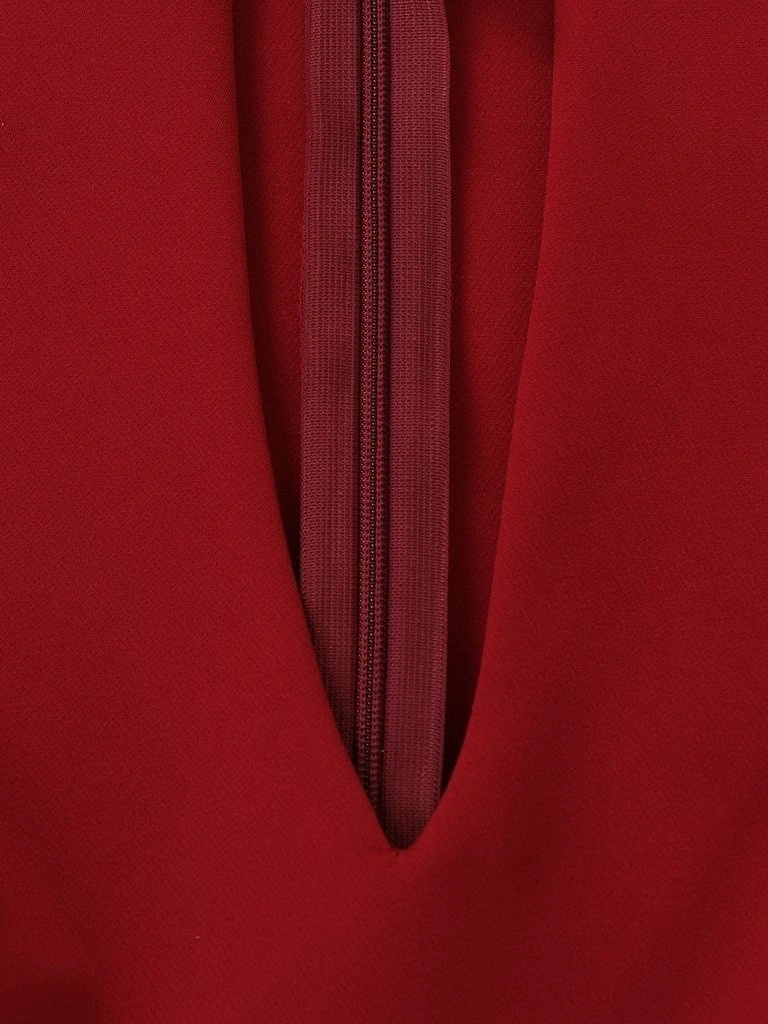 Bordowa sukienka prosta midi z dekoltem V – elegancki model do pracy i na spotkania 9133