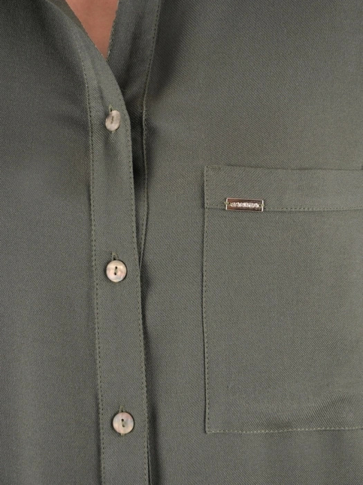 Elegancka wiskozowa koszula damska khaki – prosty krój z kieszenią maskujący biodra 39137