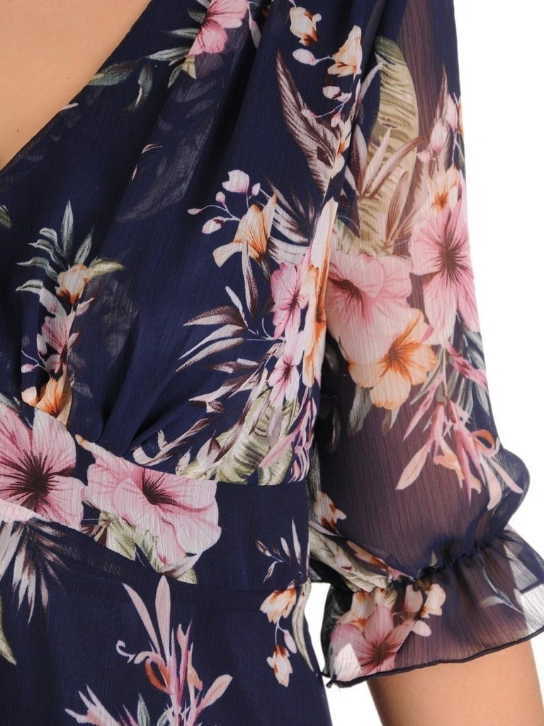 Elegancka wzorzysta sukienka midi z dekoltem w serek – rozkloszowany fason pięknie wysmuklający sylwetkę 28176