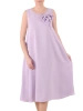 Elegancka fioletowa sukienka trapezowa midi – swobodny fason z ozdobnym kwiatem w pasie 39547